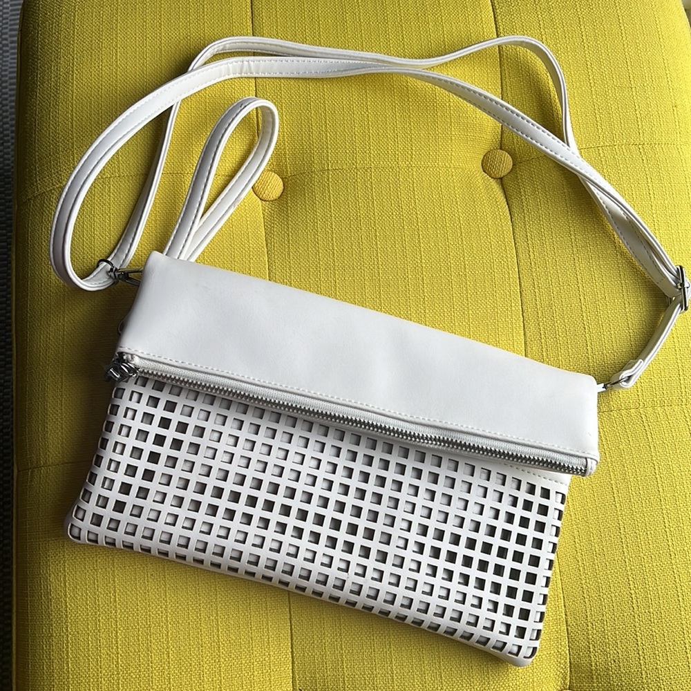 STYLISH WHITE PURSE.